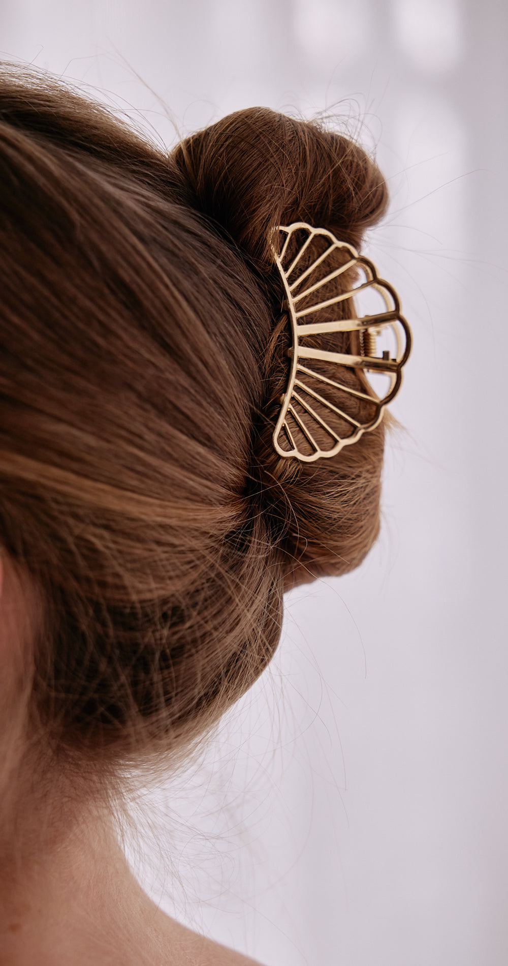 ASHA SHELL HAIR CLAW - GOLD